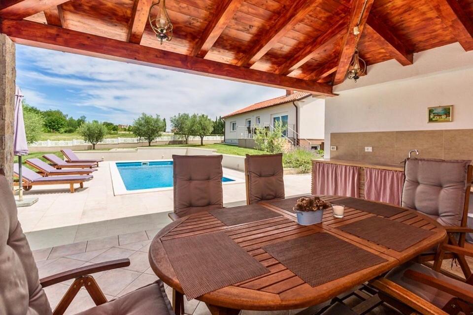 Villa Viktoria Poll&Garden View Kaštelir Εξωτερικό φωτογραφία